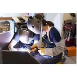 仕事帰りの&ldquo;溶接女子&rdquo;増加中、大きな音や火花飛び散る溶接体験が人気。