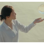 &ldquo;可愛すぎる&rdquo;綾瀬はるか、人差し指を頬にあててニッコリ「えへっ」