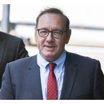 ケヴィン・スペイシーが判決に涙、性的暴行裁判で容疑9件すべて無罪