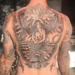 マルーン5のアダム・レヴィーン、6か月かけた人魚のタトゥー披露。