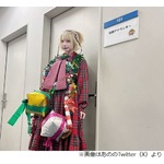 浜辺美波、あのにメッセージ「あのちゃん、今日も応援してるよ」「金髪いけてる」