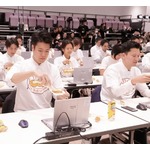 &ldquo;カキフライにタルタルソースを同時にかけた最多人数&rdquo;ギネス記録達成