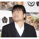 「吉野家社長は変態仮面好き」に佐藤二朗大笑い
