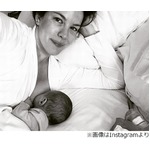 リヴ・タイラーが授乳姿を公開「赤ちゃんの娘と寄り添う日曜の朝」。