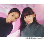 顔テカテカ小嶋陽菜＆前田敦子「てかはる＆てかあつ」「テカりすぎ」。