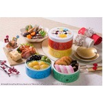 カラフルな「ツムツム」おせち、円筒形4段重に13品をラインアップ。