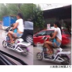 スクーター乗りながら&ldquo;授乳&rdquo;、「命がけの授乳だ」と批判が殺到。