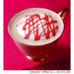 ドトールが濃厚ティラミスラテ、華やかなフランボワーズソースと共に。