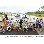 スター・ウォーズ田んぼアート、5歳から80歳までの老若男女が田植え。