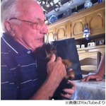 妻亡くした祖父に&ldquo;贈り物&rdquo;、家族の温かいサプライズに感激の涙。