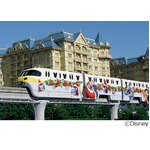 スティッチモノレールもXmasに、サンタ帽かぶったミッキー型吊革も注目。