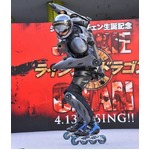 時速120kmの&ldquo;全身ローラー男&rdquo;、ジャッキー新作のイベントで来日。