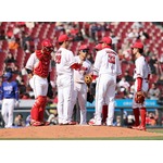 マウンドに集まる広島ナイン　プロ野球