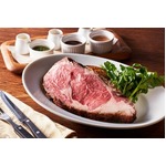 はちみつ&times;ビールソースのプライムリブ、好みの厚さで切って提供。