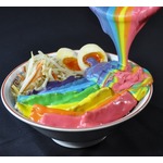 SNS映えに振り切った&ldquo;レインボーラーメン&rdquo;爆誕