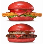 衝撃的に赤い「AKA バーガー」、バンズもチーズもソースも真っ赤。