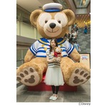 高さ2m超の巨大ダッフィー出現、表参道ヒルズで特設展示スタート。