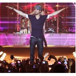 歌手ビックリ、楽屋にファンが12時間隠れる