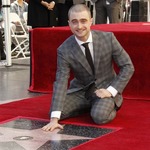ダニエル・ラドクリフがハリウッド殿堂入り、式典参加の両親にも感謝。