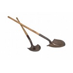 はしごから転落の男性に悪夢、シャベルの柄が50センチもお尻にブスリ。