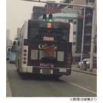 バス後部に掴まってタダ乗り、何度も&ldquo;乗り継ぎ&rdquo;する姿が目撃される。