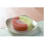 ローソンが紅白のロールケーキ、生地もクリームも苺＆ミルクで半々。