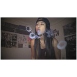 【写真】タバコの煙で見事な&ldquo;輪芸&rdquo;、3つの輪っかを通すように連射。