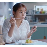 有村架純が慣れた手つきでパスタ作る新CM、笑顔いっぱいに頬張り「はまるわ〜」