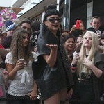 ガガが無名デザイナー気に入る、手がけたすべての作品を購入し絶賛。