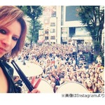 X JAPANが新宿でゲリラライブ、YOSHIKIがステージ側からの写真公開。