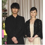 綾野剛に共演女優陣が高評価、主演作「シャニダールの花」舞台挨拶。