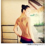 秋元才加がセクシーな背中披露、&ldquo;天使の羽&rdquo;描いた上半身裸ショット。