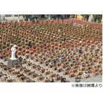【写真】校庭で1200人が一斉にテスト、目的は「カンニングの防止」など。