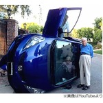 &ldquo;車横転記念&rdquo;で老夫婦パチリ「もうこんな状況になることないから」。