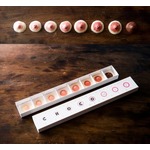 少女から熟女へ、女性の乳首をチョコで表現