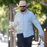 ヒューが宝くじに大金費やす、撮影スタッフのため14年間にわたり購入。