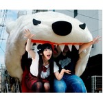 モフモフの&ldquo;人喰い白熊&rdquo;走る、毛で覆われたキャラクター人力車。