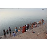 自撮り原因で7人死亡する事故、増水した川で溺れ救助者も次々流される。