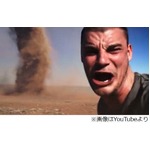 砂漠の竜巻バックに&ldquo;自撮り&rdquo;、クレイジーすぎる動画の真贋巡り議論。