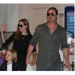 ブラピ＆アンジー来日に熱狂、羽田空港で約1,100人のファンがお出迎え。