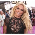 涙目で肌も露わ&hellip;&ldquo;裸足のブリトニー・スピアーズ&rdquo;激写される