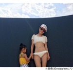 鈴木奈々、スタイル抜群の白ビキニ姿