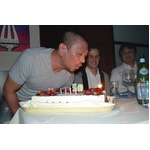 誕生日ケーキに松本人志照れる、「R100」大森＆渡部がカナダで祝福。