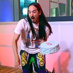 &ldquo;舞台からダイブ&rdquo;でファンが首骨折、スティーヴ・アオキ訴えられる。