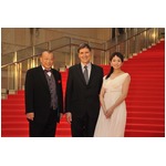 木村文乃が緊張のレッドカーペット、笑福亭鶴瓶と共に大歓声に応える。