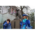 全身ブルー&ldquo;珍&rdquo;ペー＆パー子、「ピンクじゃない」姿に街は大賑わい。