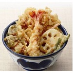 てんやが蒸しかき使用の天丼、関西でおなじみ紅しょうが天を添えて。