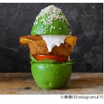 &ldquo;真のアボカドバーガー&rdquo;バンズの代わりに&hellip;