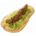 今夏のモスはナンカレードッグ、カレーソースにたっぷりの白ゴマ。