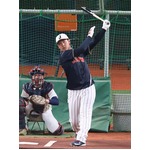 打撃練習する岡本　野球
